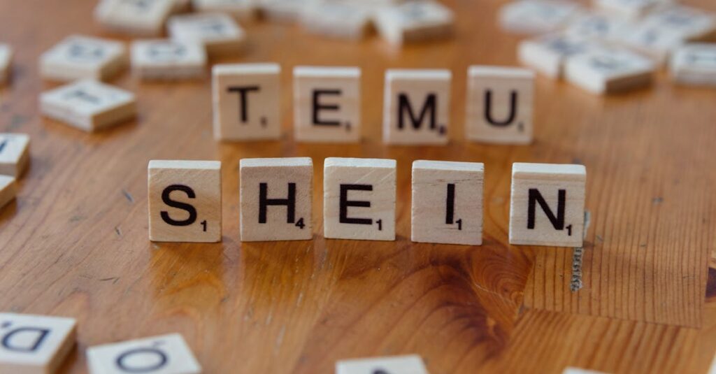 中学生と親がタブレットやPCでボードゲームやSwitchソフトを一緒に検索・購入している様子のイメージ画像