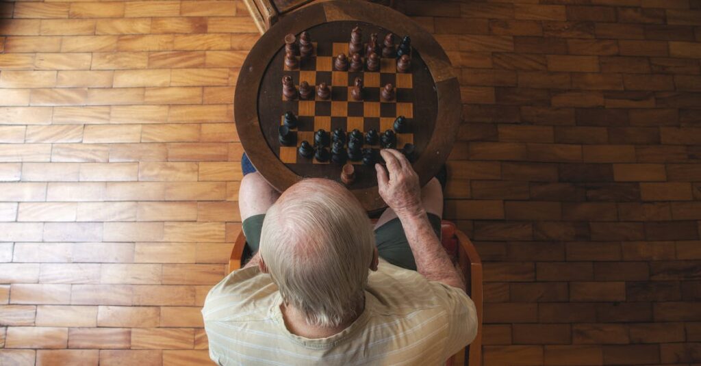 自宅やホテルで一人用ボードゲームを楽しんでいる日常的なシーンのコラージュ