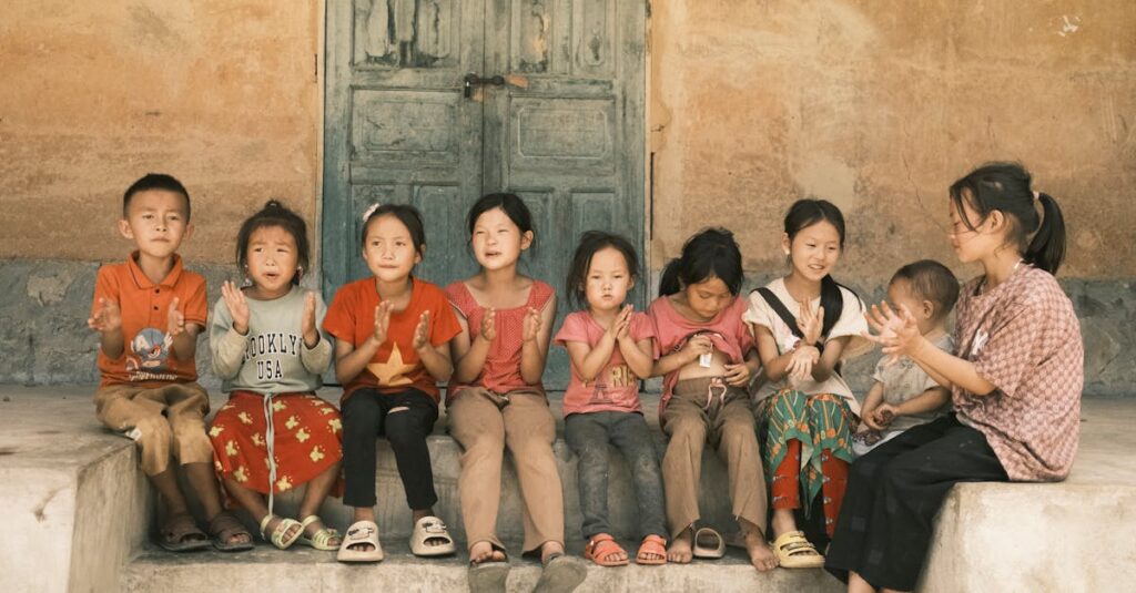 年齢別に家族全員が楽しめるゲームを選んでいる様子。子どもから祖父母まで笑顔で楽しんでいる。