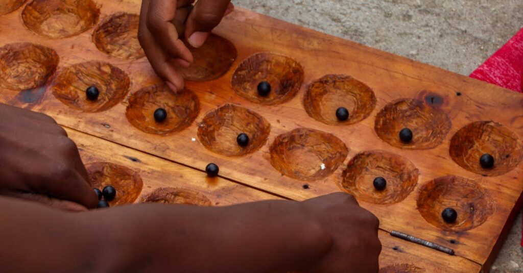 一人で楽しそうにボードゲームをプレイする女性の様子