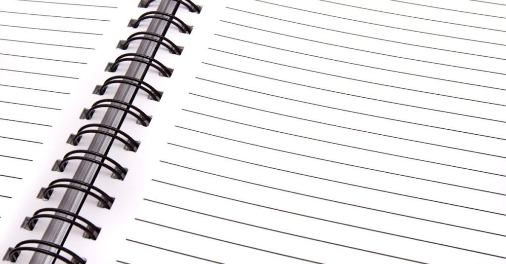 子どもがボードゲームのルールを自分で考え、家族と一緒に遊びながら創造力と論理的思考を育てている