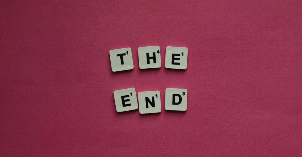 ゲーム中に予想外の展開で盛り上がるボードゲームのプレイヤーたち