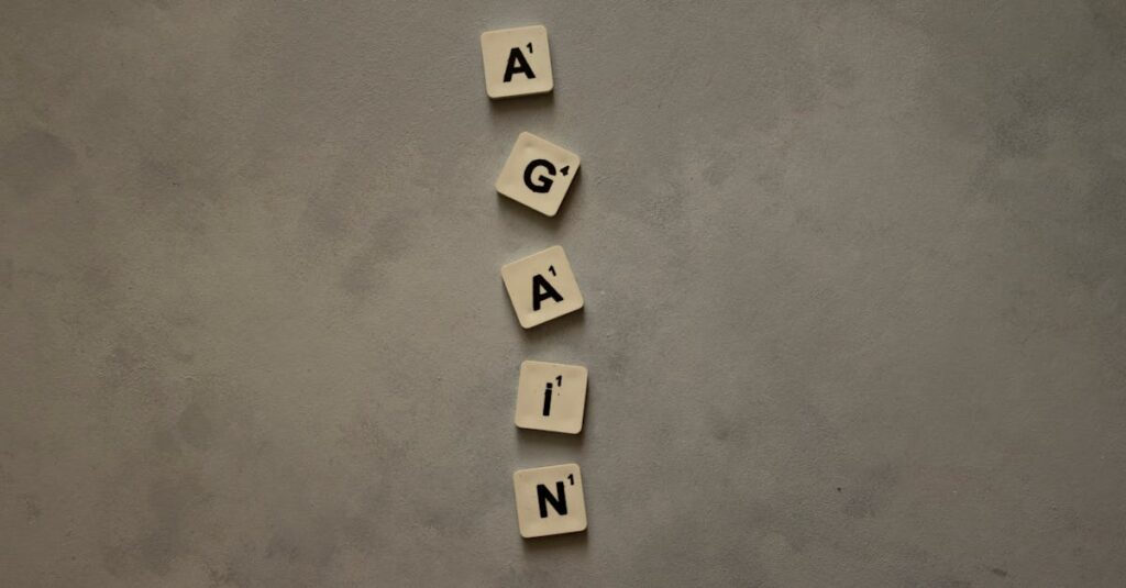 予想外の展開で笑いが起こっているボードゲーム中の様子