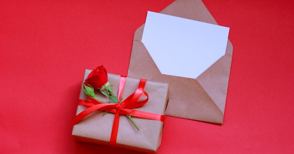 プレゼント用にラッピングされたボードゲームが冬のギフトシーズンに用意されている様子。