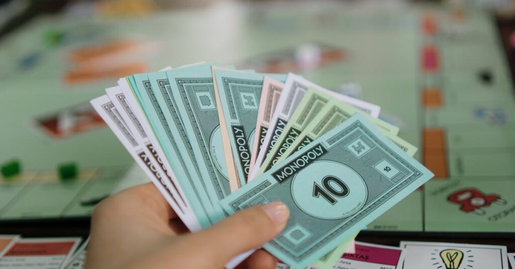 中学生と家族がテーブルを囲んで盛り上がっているボードゲームのシーン