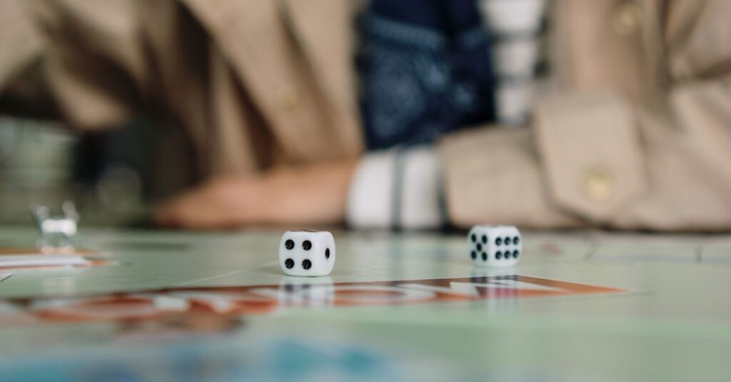家族でボードゲームを遊んだ後、笑顔で感想を話し合う様子