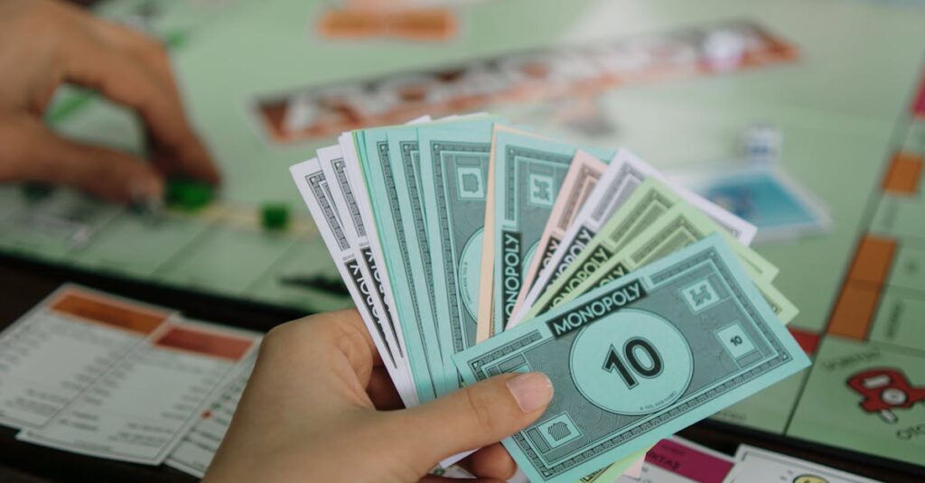 実際の家庭でゲームを楽しんでいる4つの異なる家族構成の様子。