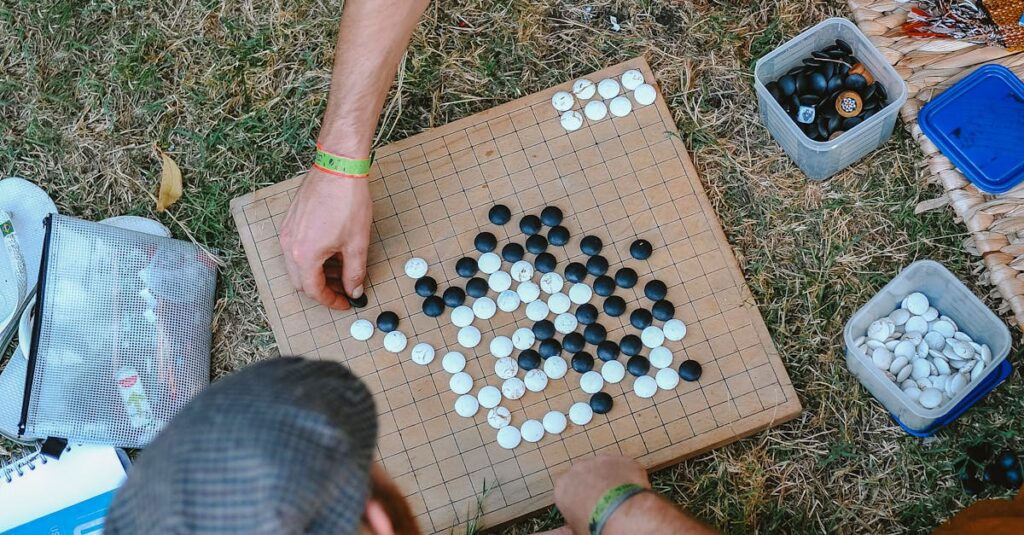 プレイヤーたちが戦略を練りながらボードゲームを楽しんでいる場面