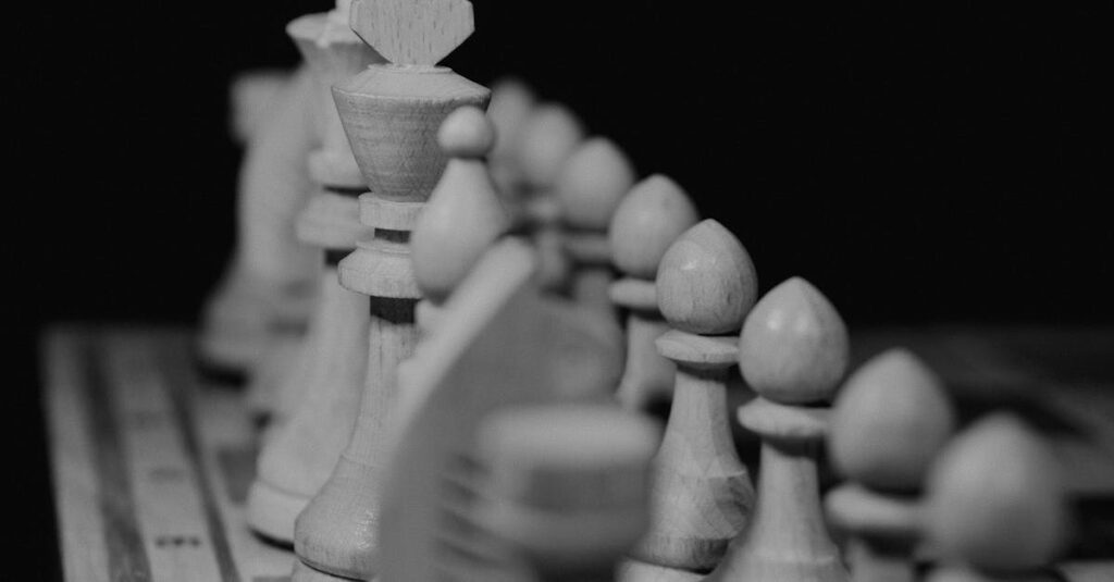 論理的思考力を育てるボードゲームを囲んで遊ぶ親子や子どもたちの様子