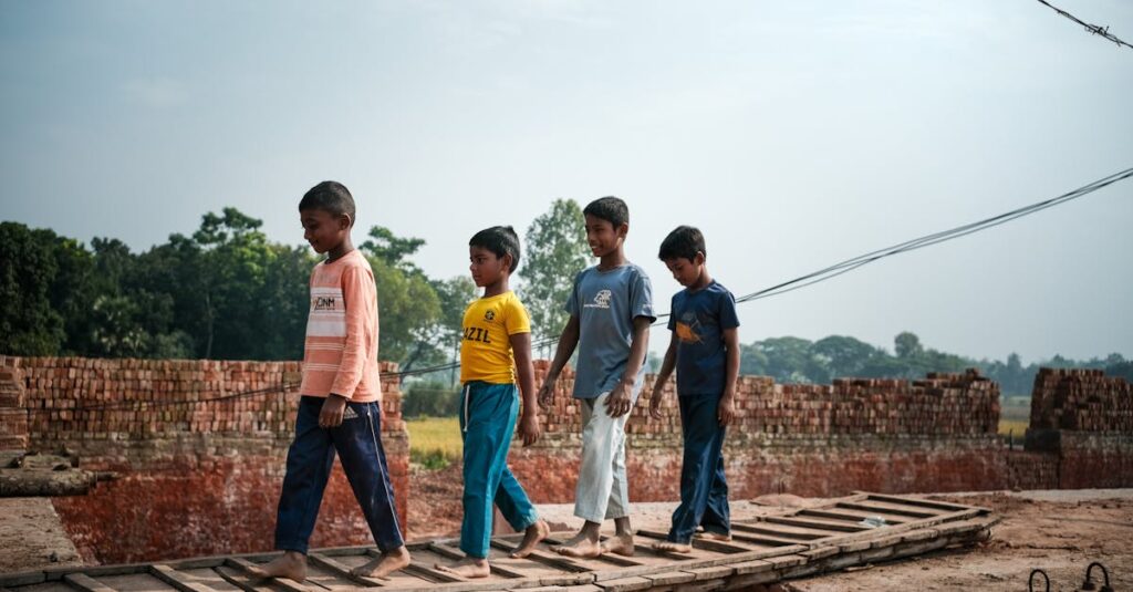 子どもがボードゲームで学ぶ姿。ルールを理解し協力しながら遊ぶことで、思考力や社会性が自然と身につく様子を表現