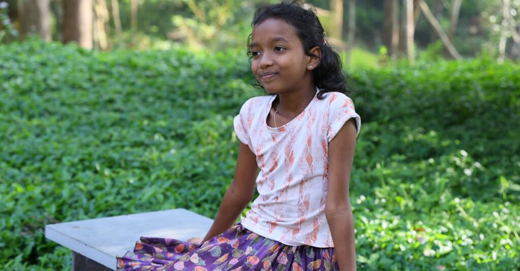 笑顔でボードゲームを楽しむ小学生男子たちの様子を表したイメージ