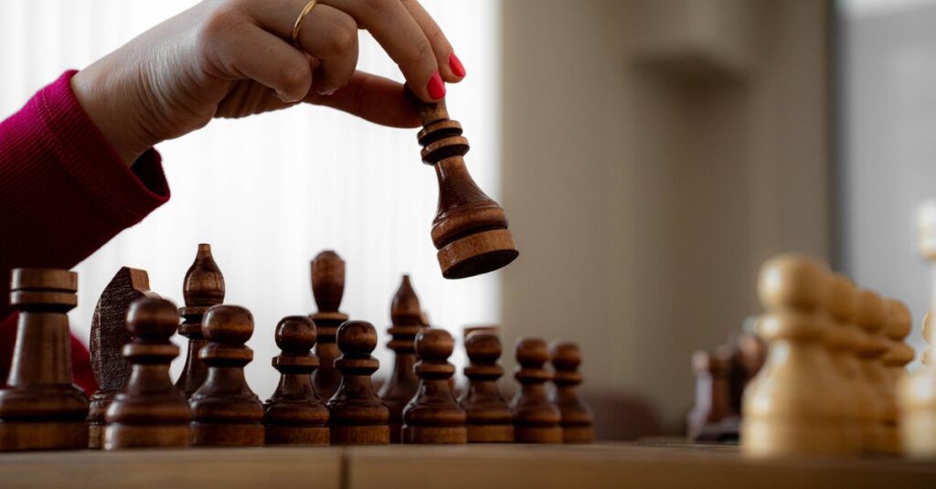 人気のボードゲームを選ぶために戦略や参加人数などを考慮している様子のイメージ