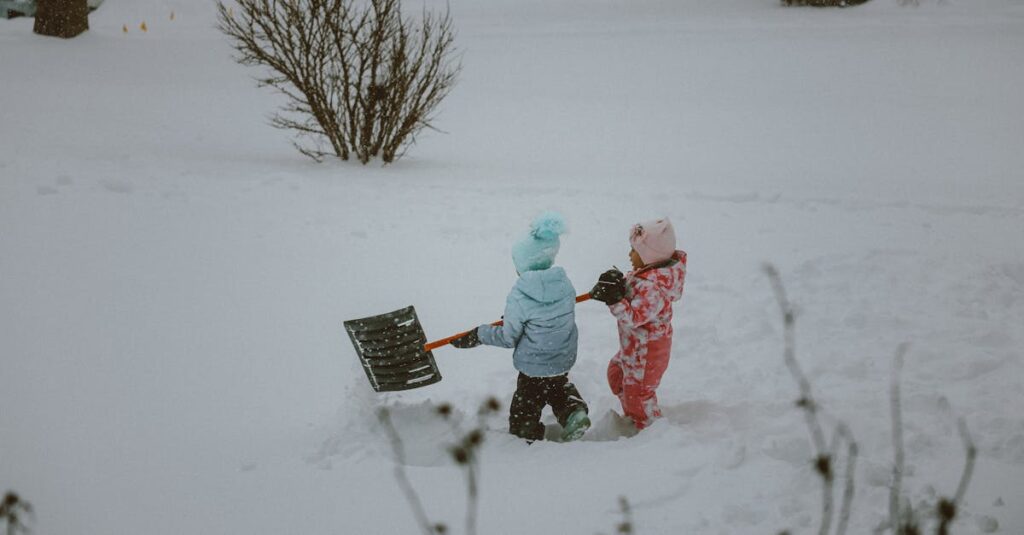 冬の室内で子どもたちが夢中になってボードゲームをプレイしている知育的なシーン。