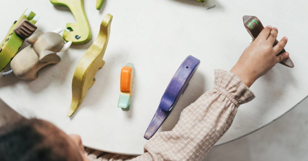 家族がこたつのテーブルでボードゲームを楽しむ様子。子どもから大人まで笑顔。