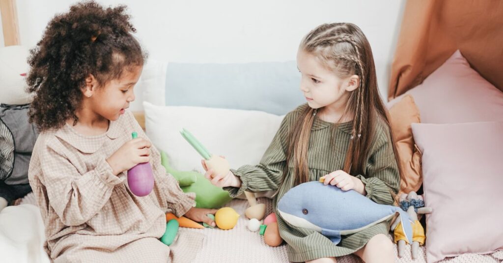 子どもたちが協力しながらボードゲームを通じて社会性を育む様子