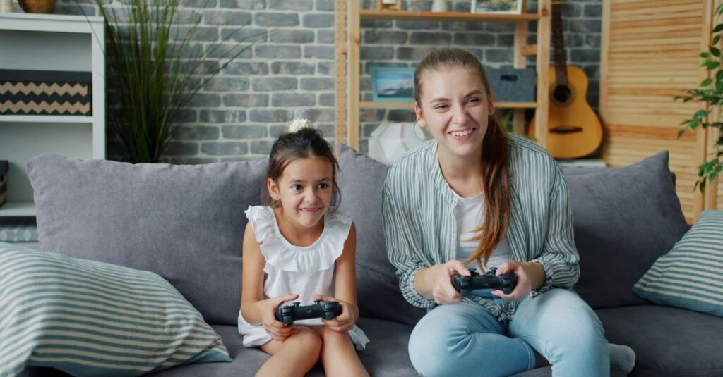 リビングで笑顔で遊ぶ家族のイメージ。親子で室内ゲームを楽しむ様子が伝わる16:9の写真。