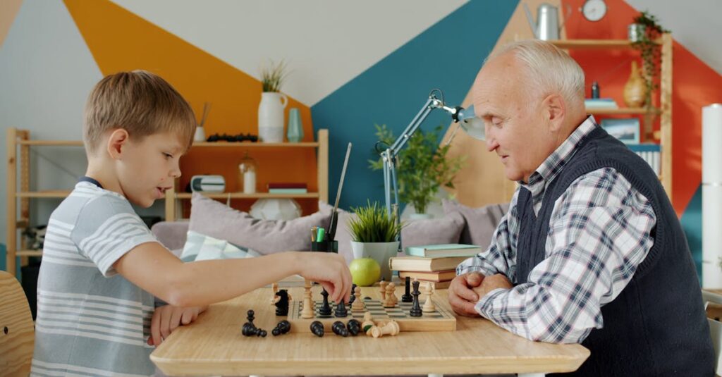 祖父母・大人・子どもが三世代でボードゲームを楽しんでいる様子。笑顔あふれる家族団らん。