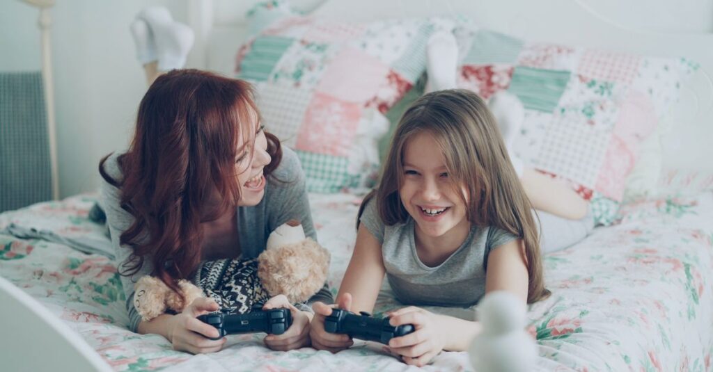 家族がボードゲームをしながら笑顔で楽しんでいる様子。勝敗より会話と笑いを重視している光景。