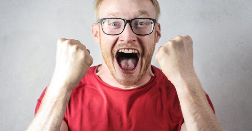 ボードゲーム中に爆笑リアクションをする参加者たちの一体感のある風景