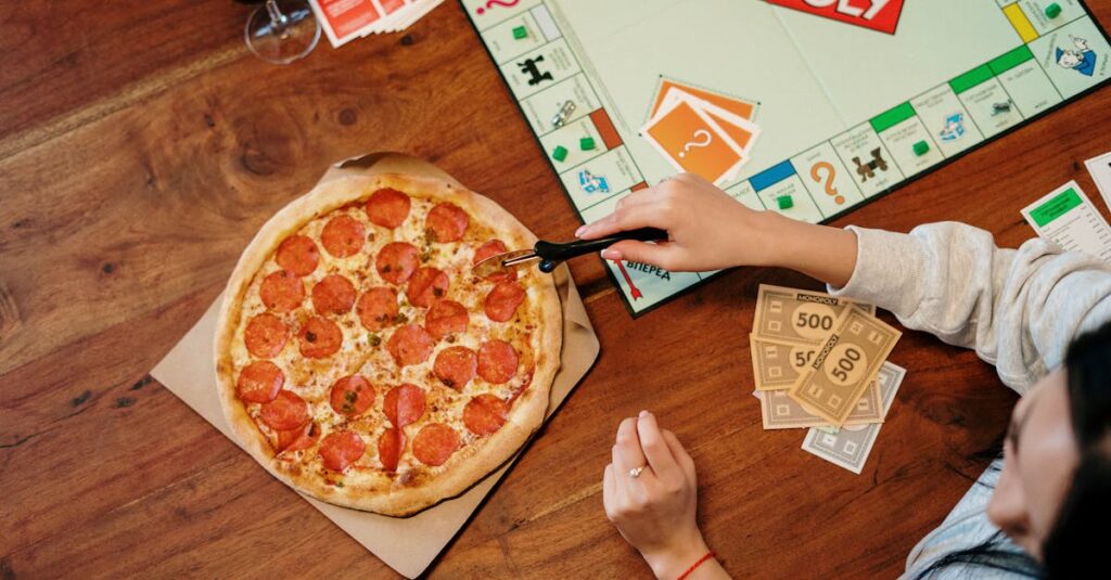 家族が選んだお気に入りのゲームを紹介しているシーン。子どもから大人まで笑顔でボードゲームやスマホを囲んで楽しんでいる。