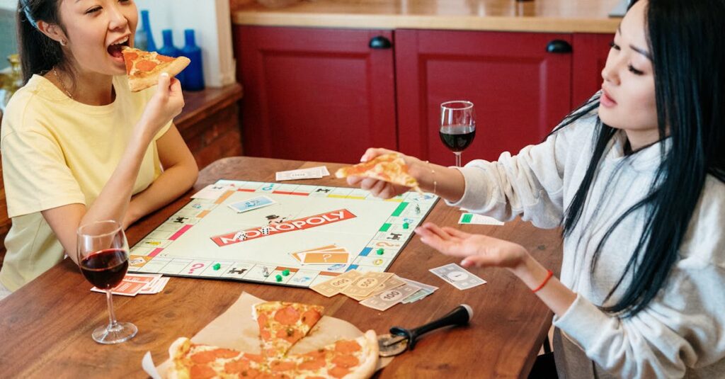 実際にボードゲームを楽しむ初心者たちの笑顔。友人・家族・カップルなどさまざまなシーンの交流風景