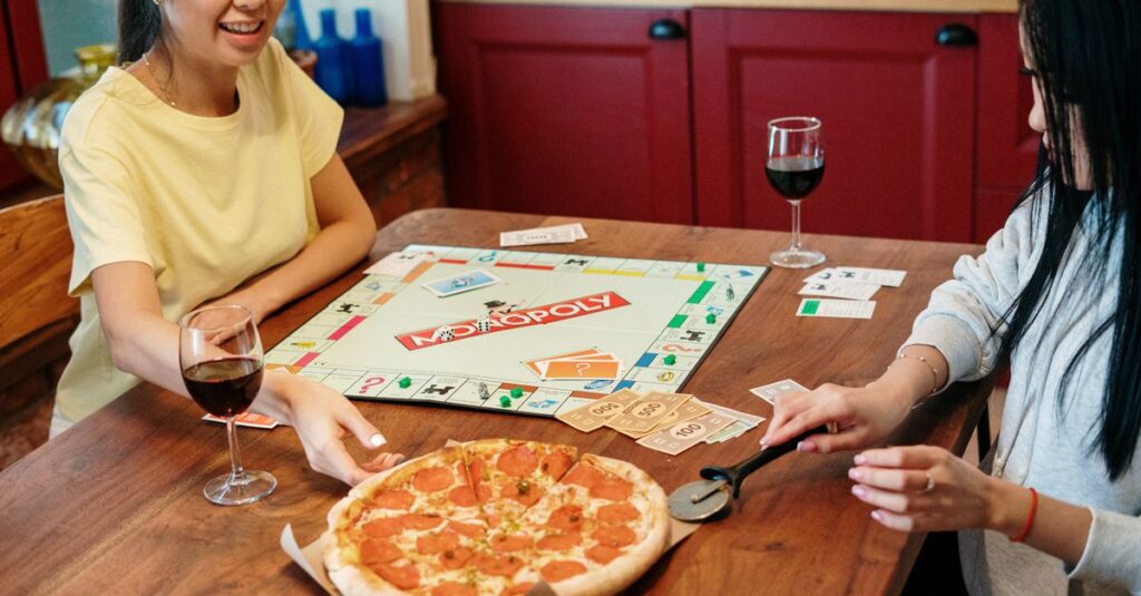 高校生と家族がボードゲームをしながら笑顔で会話している様子。和やかな雰囲気のリビングで親子の絆が深まる瞬間。