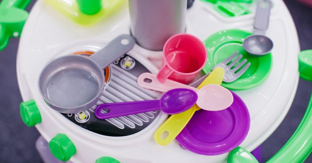 年齢や人数の異なる家族がリビングでパーティーゲームを楽しんでいる。笑顔で交代しながらプレイしている様子。