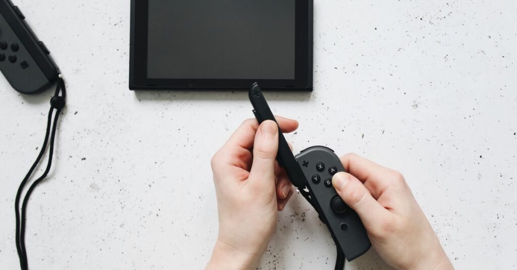 中学生と家族がSwitchゲームをテレビの前で楽しそうにプレイしているリビングの様子