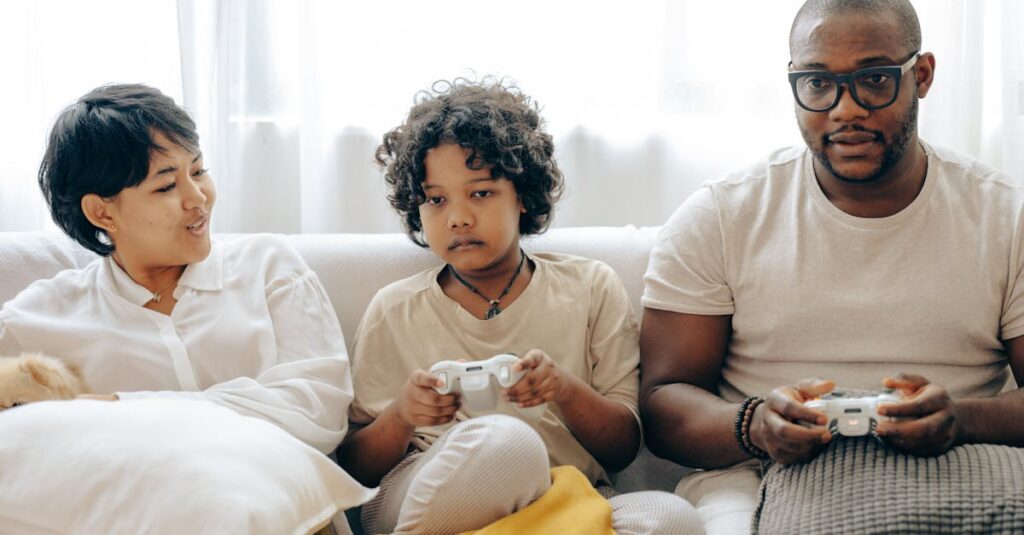 家族全員がリビングでゲームを楽しんで大笑いしている様子を表した画像。両親と子どもが輪になり、笑顔でボードゲームを囲んでいる。