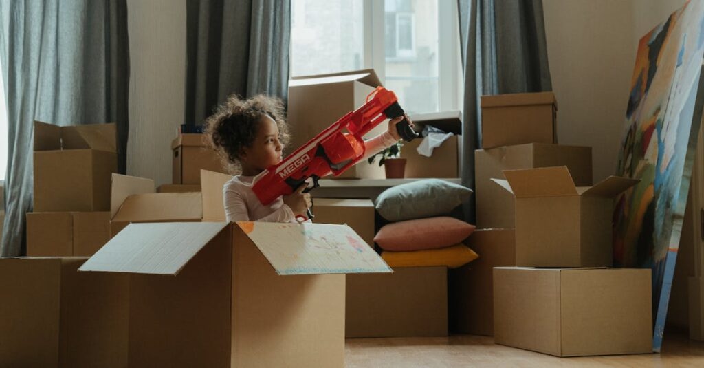 家族全員がスマホを手に持ち、並んでアプリゲームを楽しんでいる。ソファに座りながらリラックスした雰囲気。