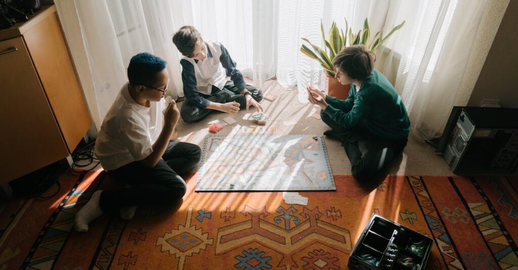 3人家族がボードゲームを囲んで遊んでいる様子。和やかな表情で駒を動かしながら会話している。