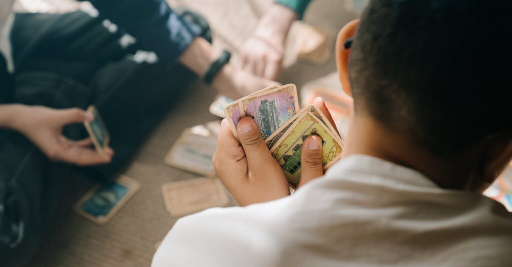 ボードゲームに夢中になる小学生の男の子の様子を描いたイメージ画像