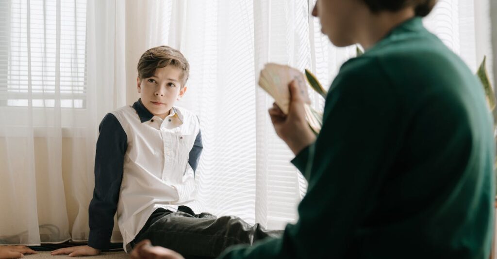 家族がドブルカードゲームをプレイしている様子。真剣に見つけ合いながら楽しんでいる光景。