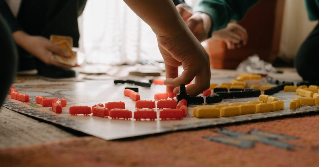 家族がカルカソンヌをプレイしている様子。タイルを置きながら相談して遊ぶ光景。