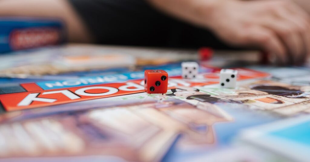 家族がボードゲームのルールを確認しながら説明している様子。全員が真剣に聞いている光景。