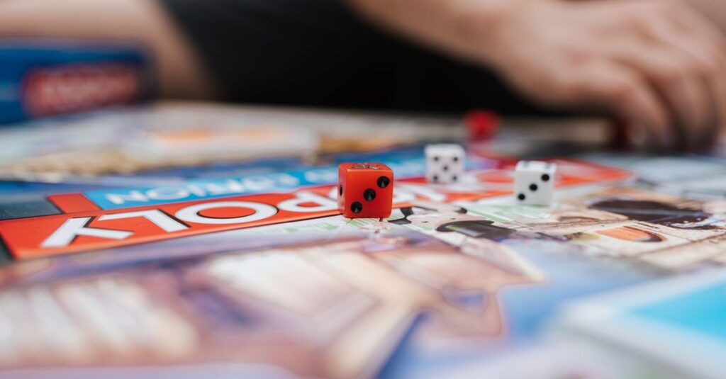家族の年齢構成に合わせてボードゲームを選んでいる様子。子どもから大人まで楽しんでいる。