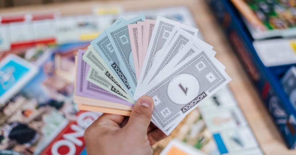 家族がカルカソンヌをプレイしている様子。タイルを置きながら相談して遊ぶ光景。