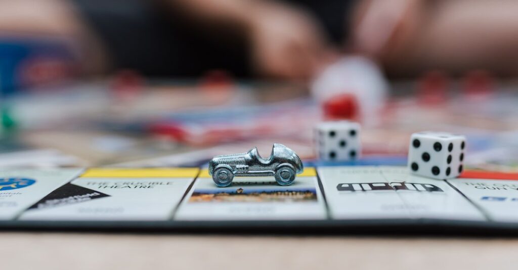 自宅でボードゲームを選んでいる様子。箱やカードを手に取って比較する場面