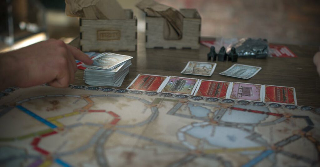 家族がドブルカードゲームをプレイしている様子。真剣に見つけ合いながら楽しんでいる光景。