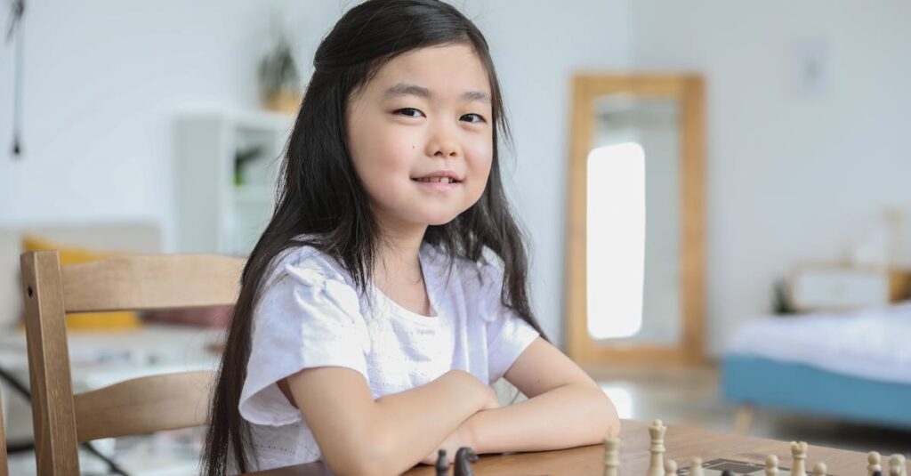 家族がボードゲームをしながら笑顔で楽しんでいる様子。勝敗より会話と笑いを重視している光景。