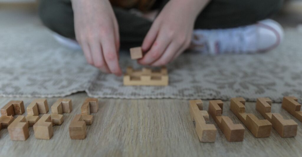 子どもの脳がボードゲームによって活性化される様子を示すイメージ図
