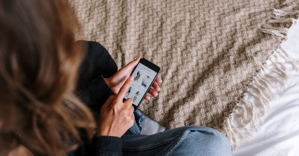 論理的思考に合ったボードゲームを選ぶために店頭やネットで比較している親子の様子