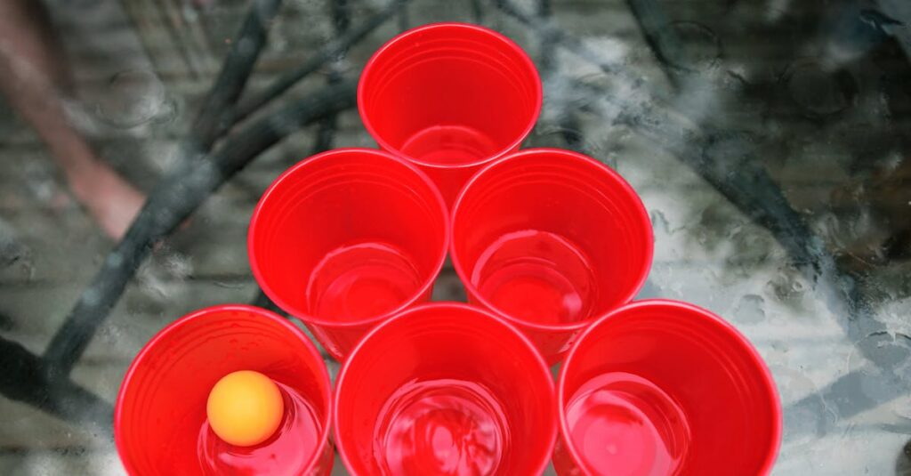 飲み会でボードゲームを楽しみながら笑う大人たちの楽しそうな場面