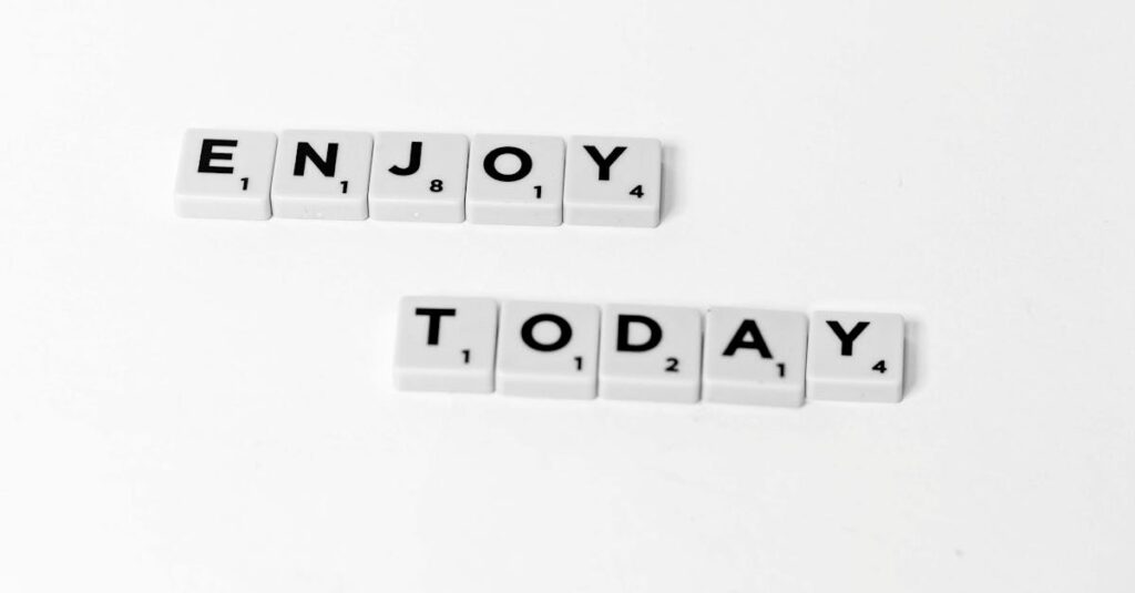 友人や家族がボードゲームを囲んで笑顔で楽しんでいる様子