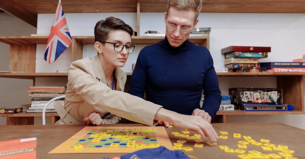 一人用ボードゲームを楽しんで満足そうな表情を浮かべる女性の様子