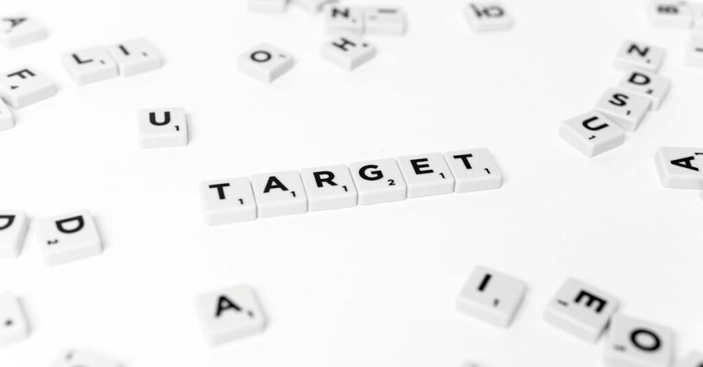 家族がボードゲームを選ぶ際に説明書やパッケージを見ながら相談している様子の画像。購入のポイントを確認しているシーン。