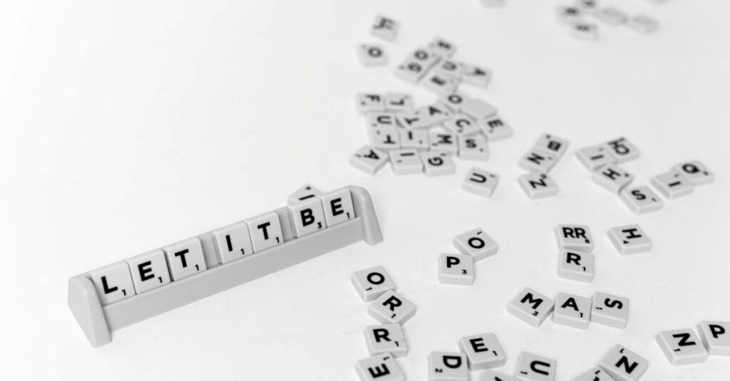 タブレットやスマホを活用して英語ボードゲームをより効果的に楽しむ家族や学生の様子を描いた画像