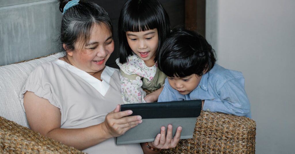 幼児から祖父母まで世代を超えて室内ゲームを楽しむ家族。笑顔で遊ぶ様子が伝わる16:9写真。