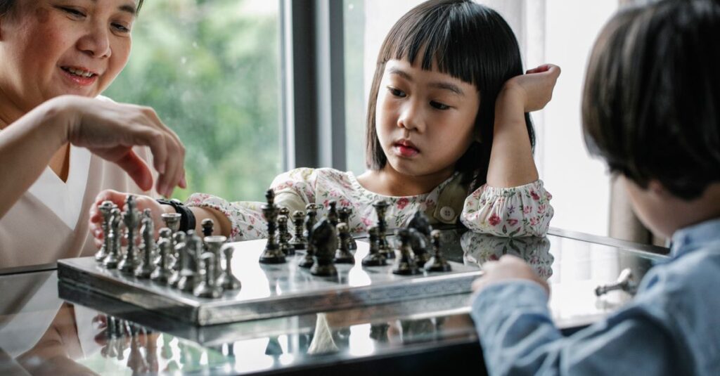 お盆に家族全員でボードゲームを楽しんでいる様子。笑顔があふれる団らんの時間。