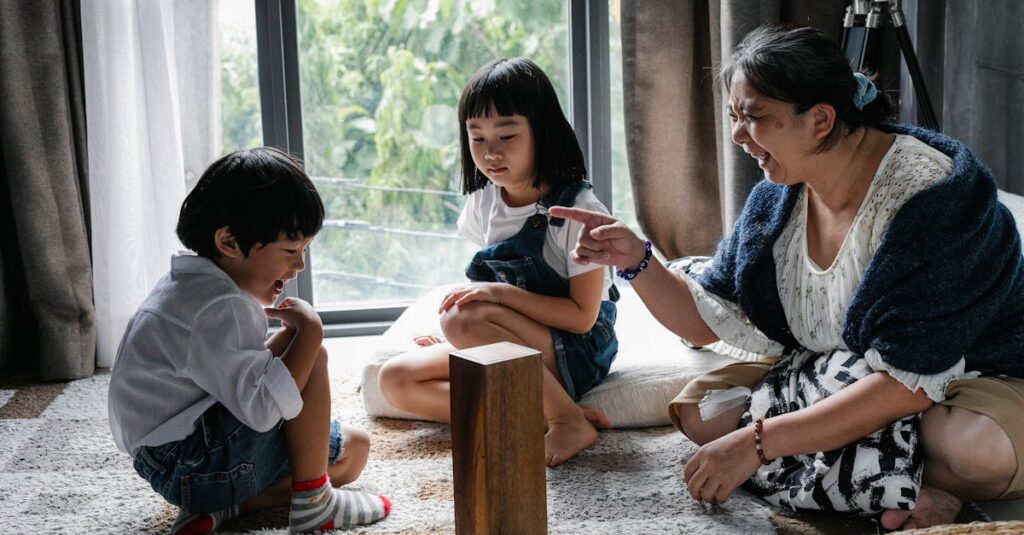 家族がボードゲームをしながら笑顔で楽しんでいる様子。勝敗より会話と笑いを重視している光景。